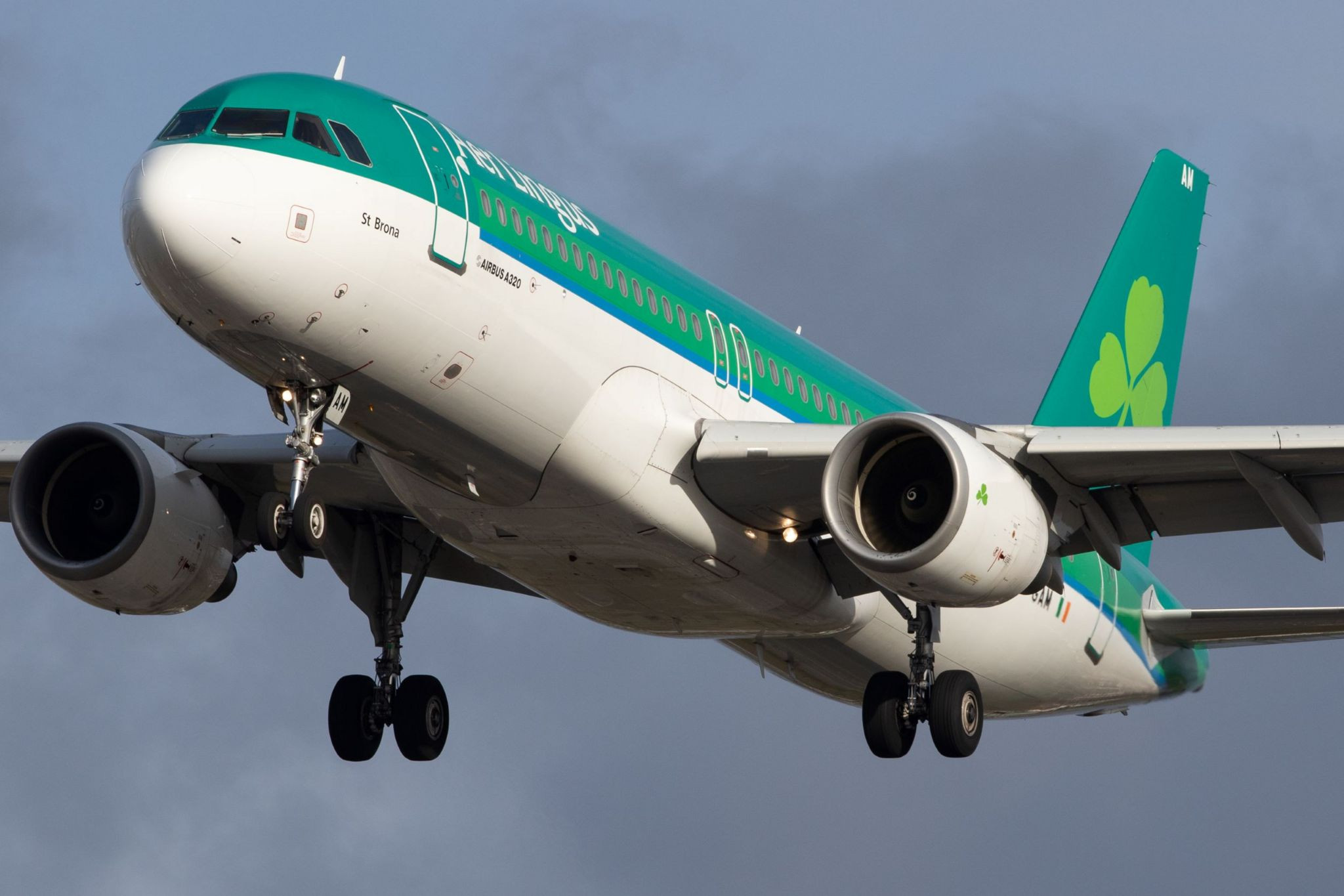 Aer Lingus Plane Shocks Dublin Residents With Low Flyover During College Football Classic