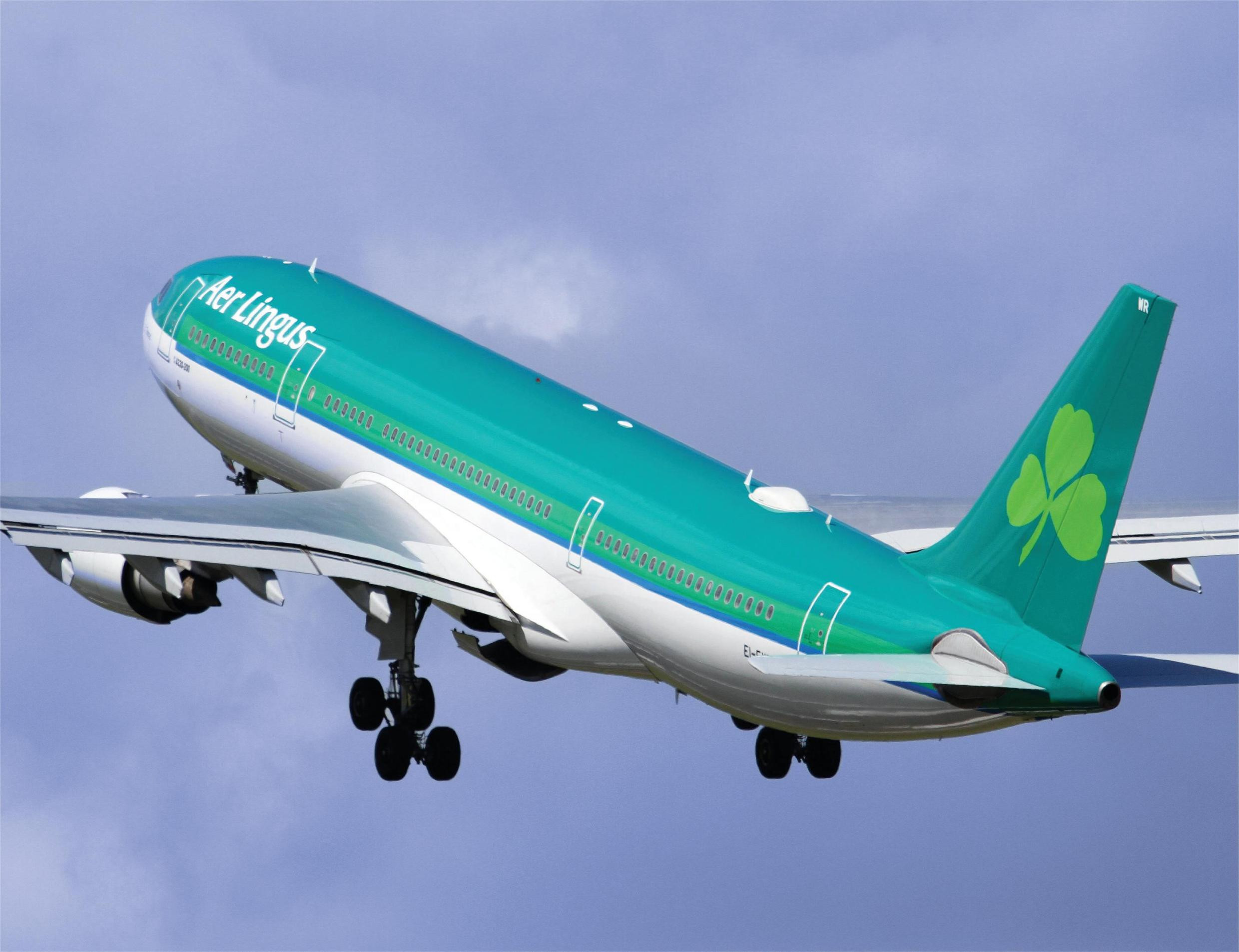 Aer Lingus Plane Shocks Dublin Residents With Low Flyover During College Football Classic