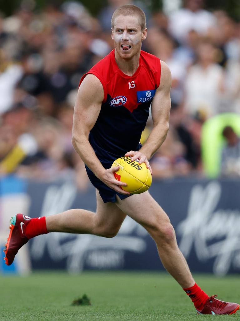 AFL Star Lachie Hunter Retires at 29: Injury Forces Him to Hang Up the Boots One Game Short of Milestone