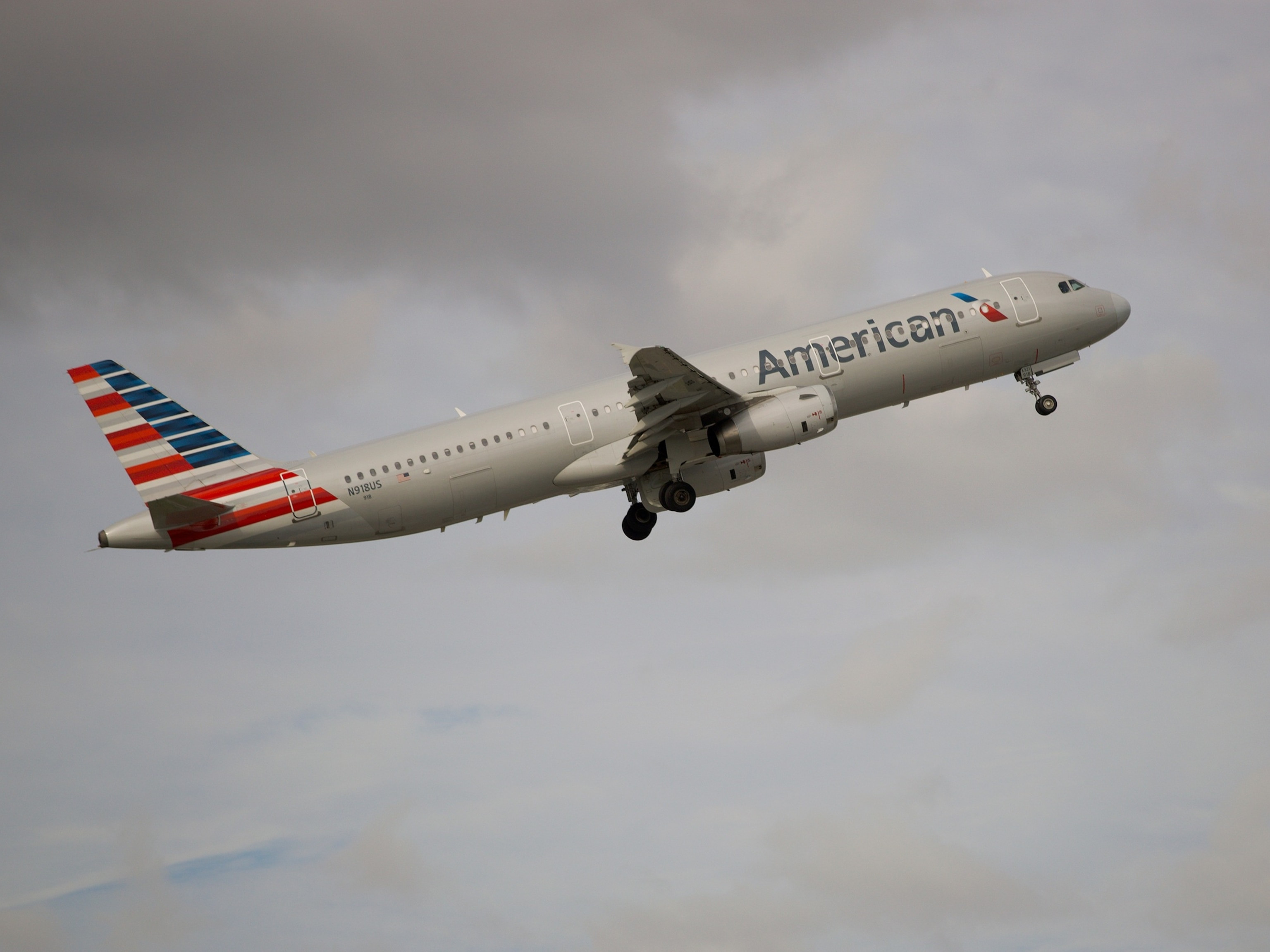 American Airlines Grounds Flights Nationwide on Christmas Eve: Chaos Ensues!