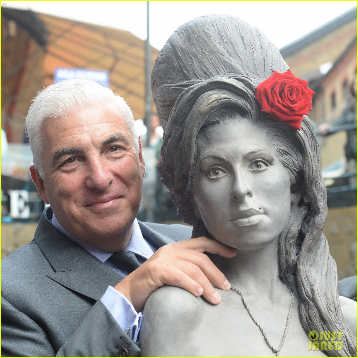 Amy Winehouse's Dad Forces Sotheby's to Halt Auction of Her Personal Items