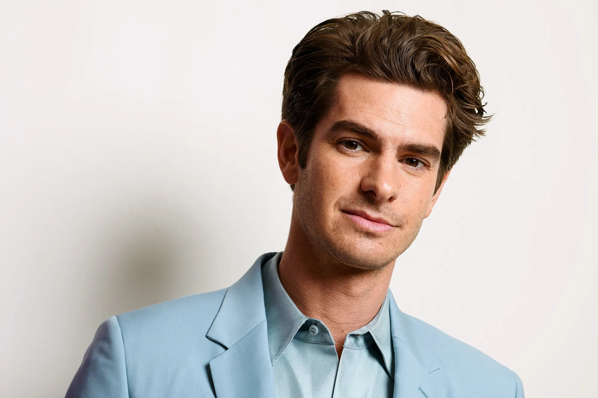 Andrew Garfield's London Shopping Spree: Spotted Amidst Holiday Hustle!