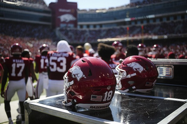 Arkansas Football Upsets Auburn in SEC Opener: TJ Metcalf Leads Razorback Defense to Victory