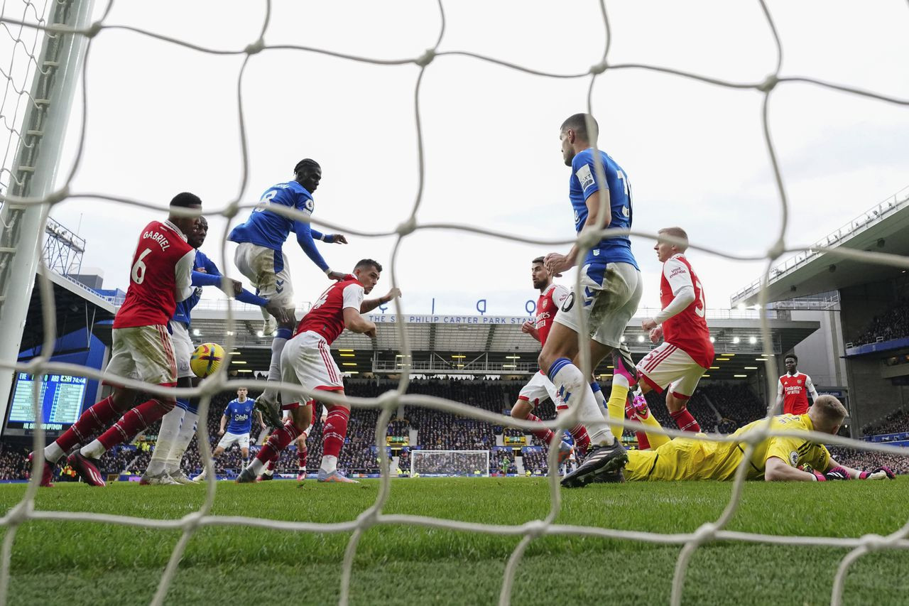 Arsenal & Everton's Heartfelt Tribute to Late Legend Kevin Campbell: A Moving Remembrance