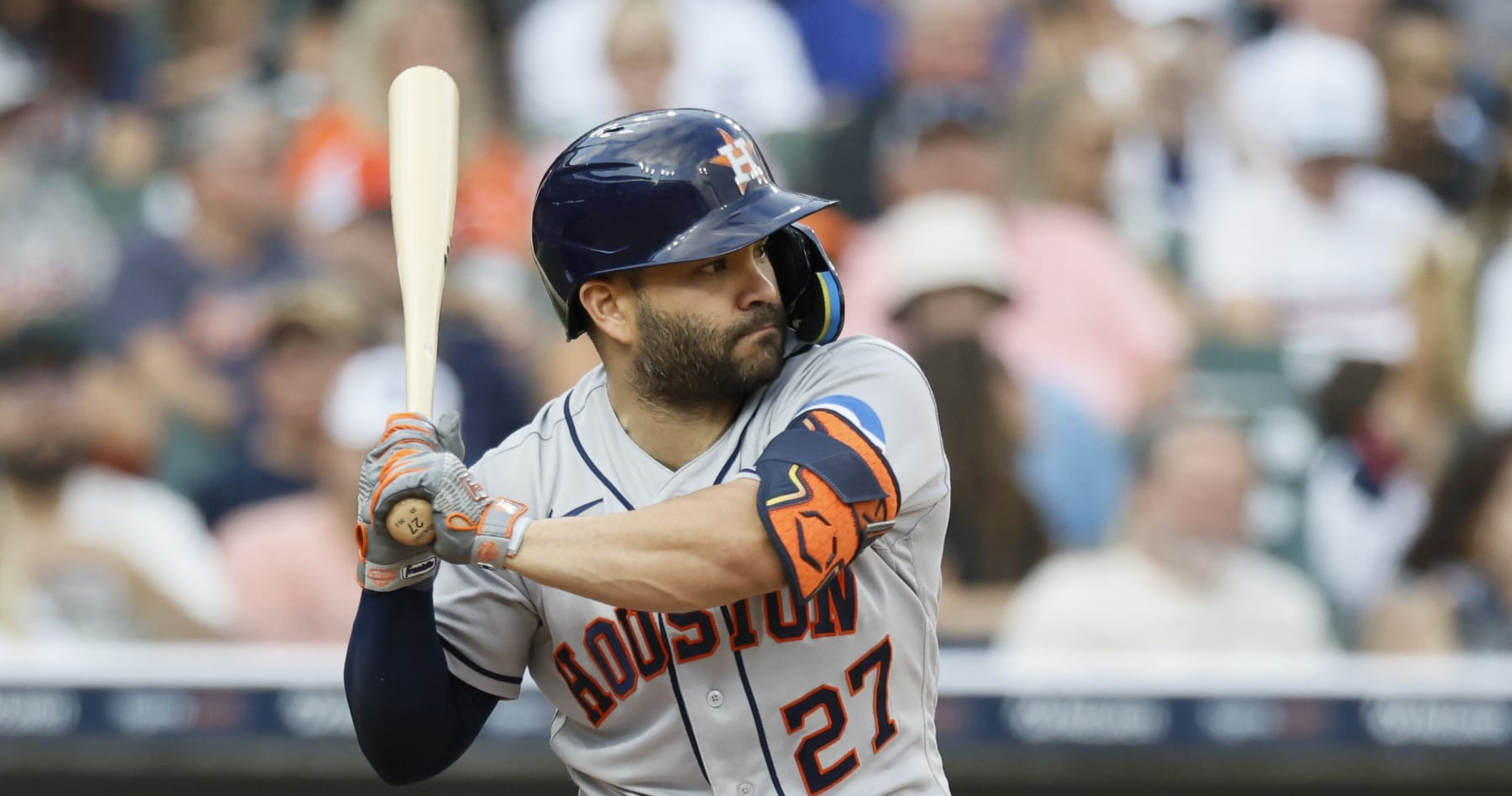 Astros' Altuve Exits Game with Right Side Discomfort: Is It a Worry for the Playoff Push?