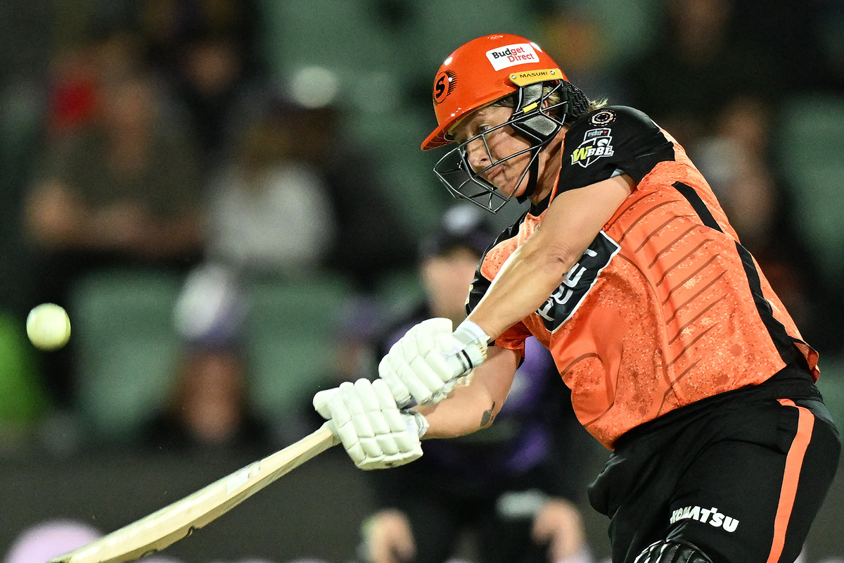 BBL14 Shocker: Cartwright Stretchered Off in Season Opener; Scorchers Win!