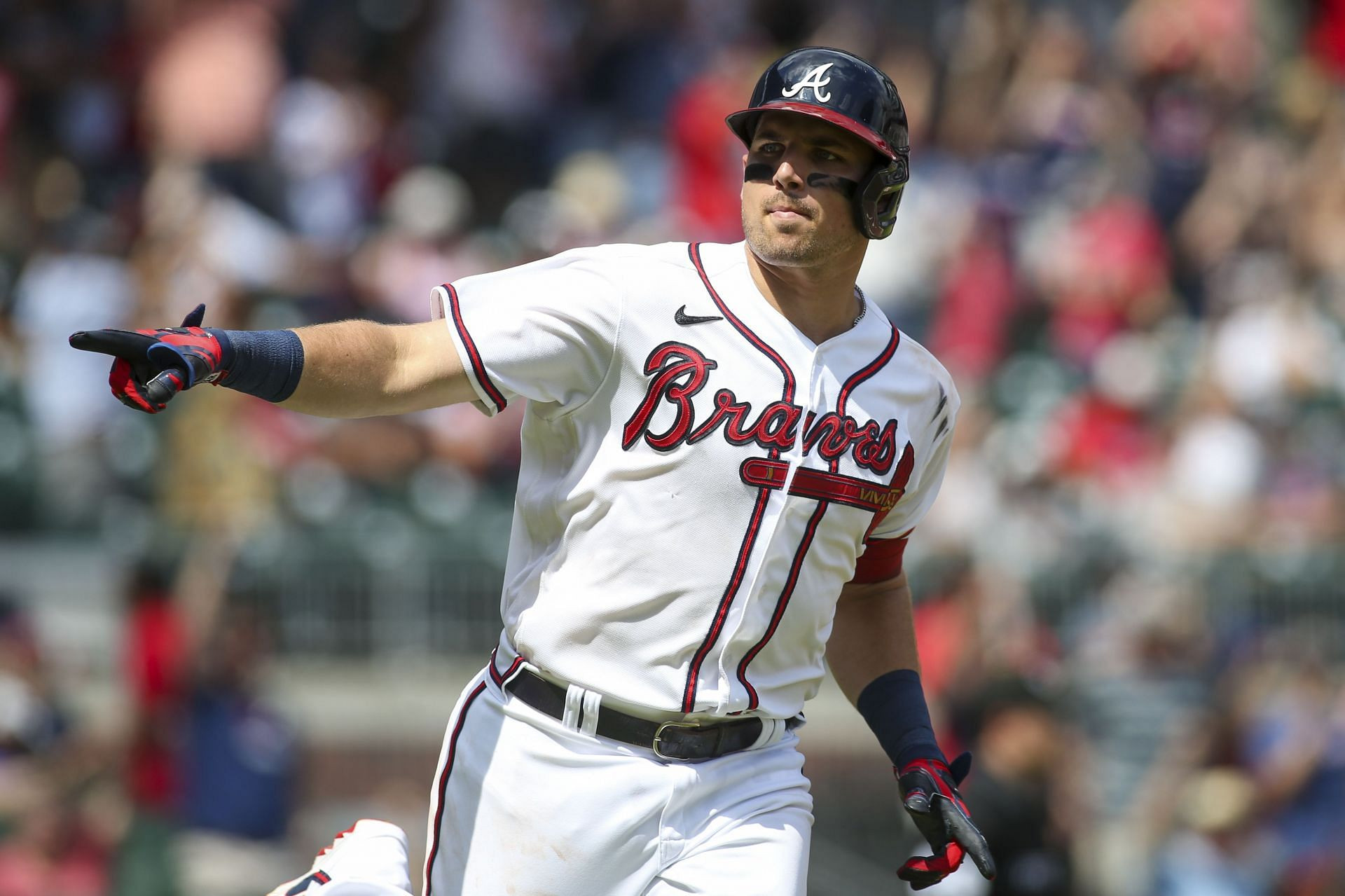 Braves' Austin Riley Fractures Right Hand, Expected to Miss 6-8 Weeks