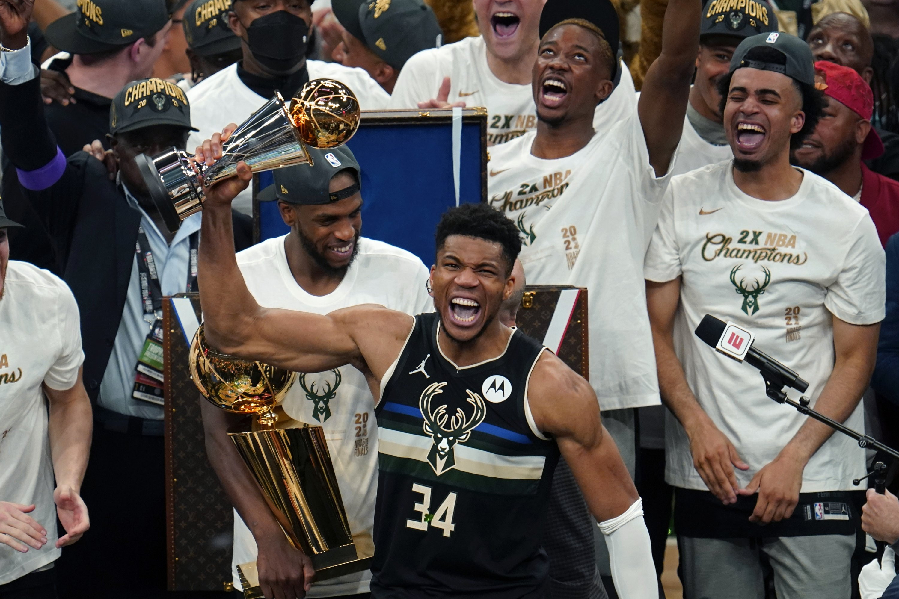 Bucks Demolish Thunder in NBA Cup Final: Giannis Leads Milwaukee to Victory and $515,000 Bonus!