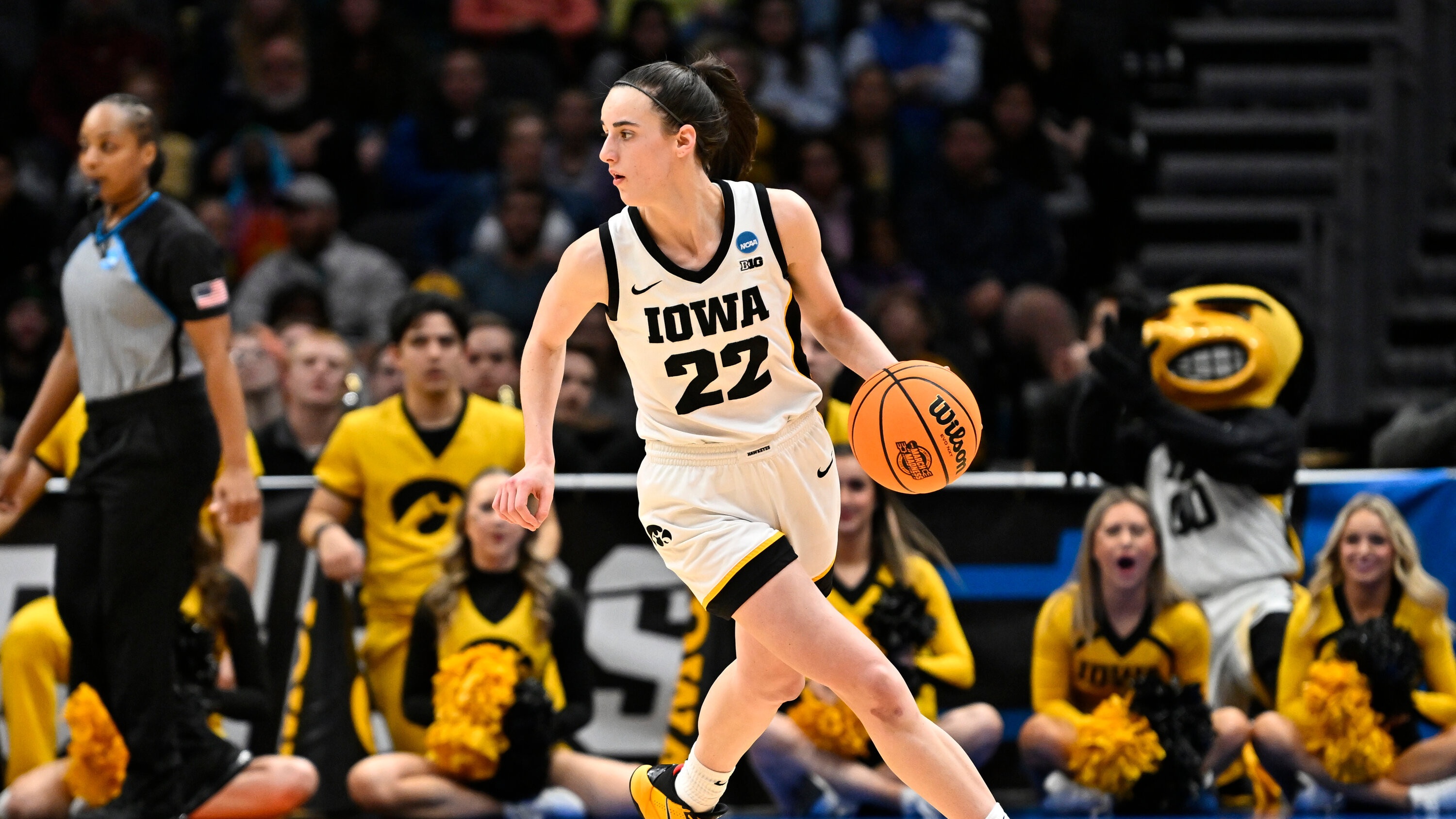 Caitlin Clark's One-Legged Fadeaway: The Latest Weapon in Her Rookie Arsenal