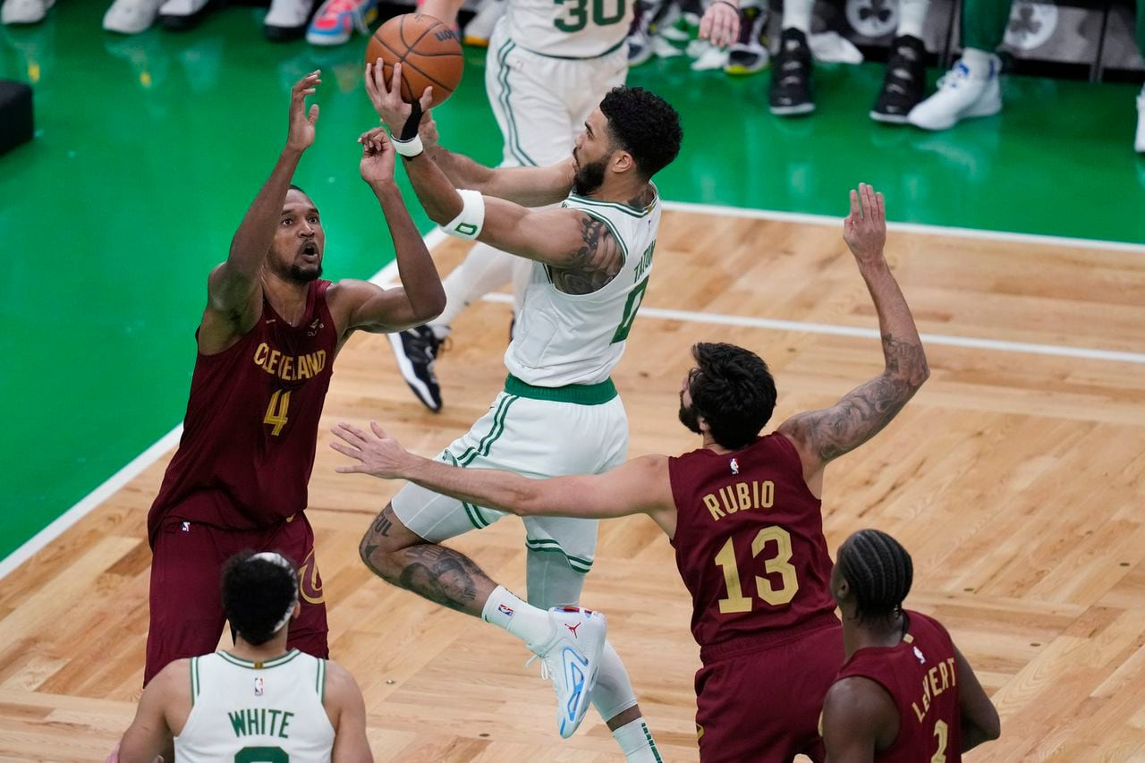 Celtics' 3-Point Blitz Extinguishes Cavaliers' Unbeaten Streak: Tatum's 33 Points Seals 120-117 Victory