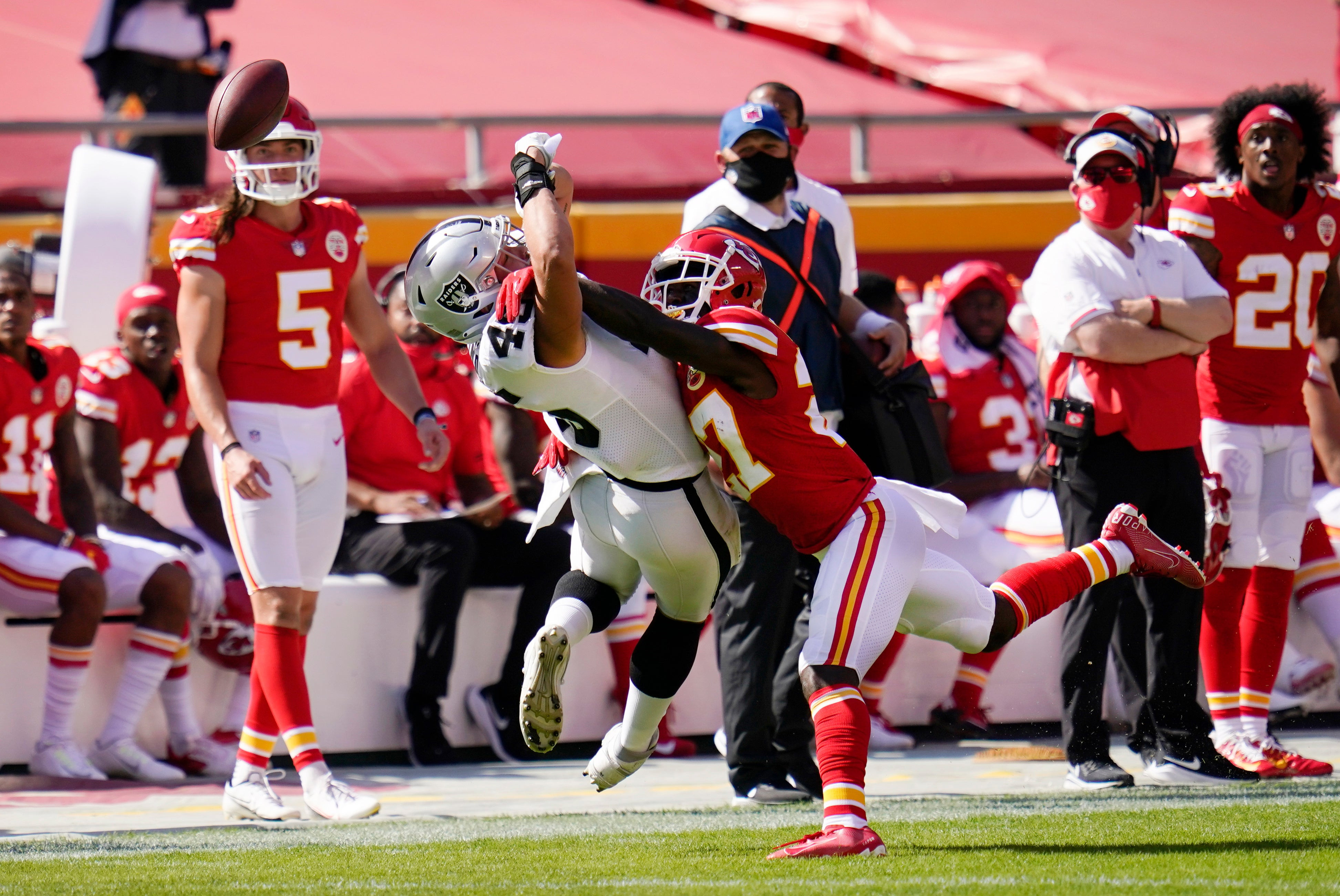 Chiefs Snatch Victory from Raiders in Thrilling Black Friday NFL Showdown!