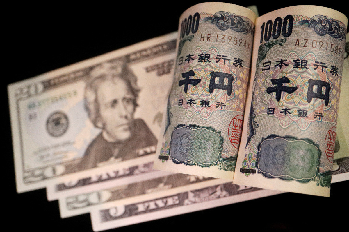 Dollar Plunges to 1-Year Low Against Yen as Fed Rate Cut Bets Surge