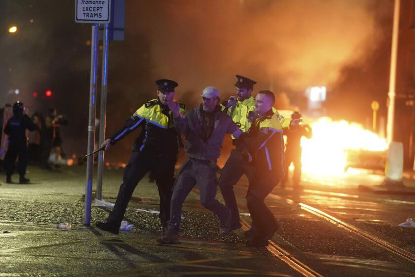 Dublin: Anti-Immigration Protesters Block O'Connell Bridge, Leading to City-Wide Disruptions