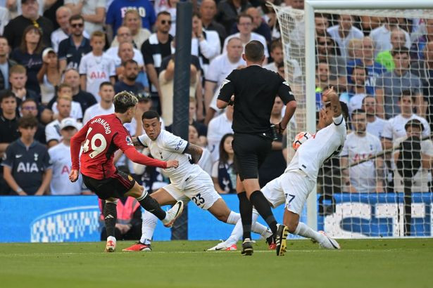 Everton vs. Manchester United: Dramatic 2-2 Draw Ends in Penalty Controversy!