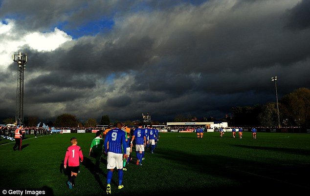 FA Cup Shock? Wealdstone's David vs. Wycombe's Goliath: 11:30 AM Kick-Off!