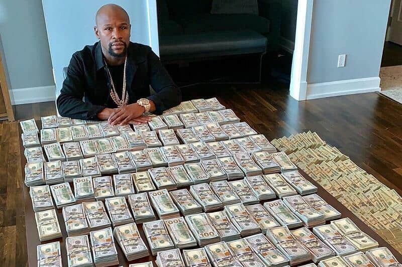 Floyd Mayweather Shows Off Stacks of Cash and Private Jet, But Fans Aren't Impressed