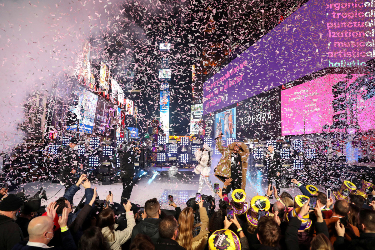 Global 2025 New Year Celebrations: From Times Square Rain to India's Temple Throngs – A Worldwide Spectacle!