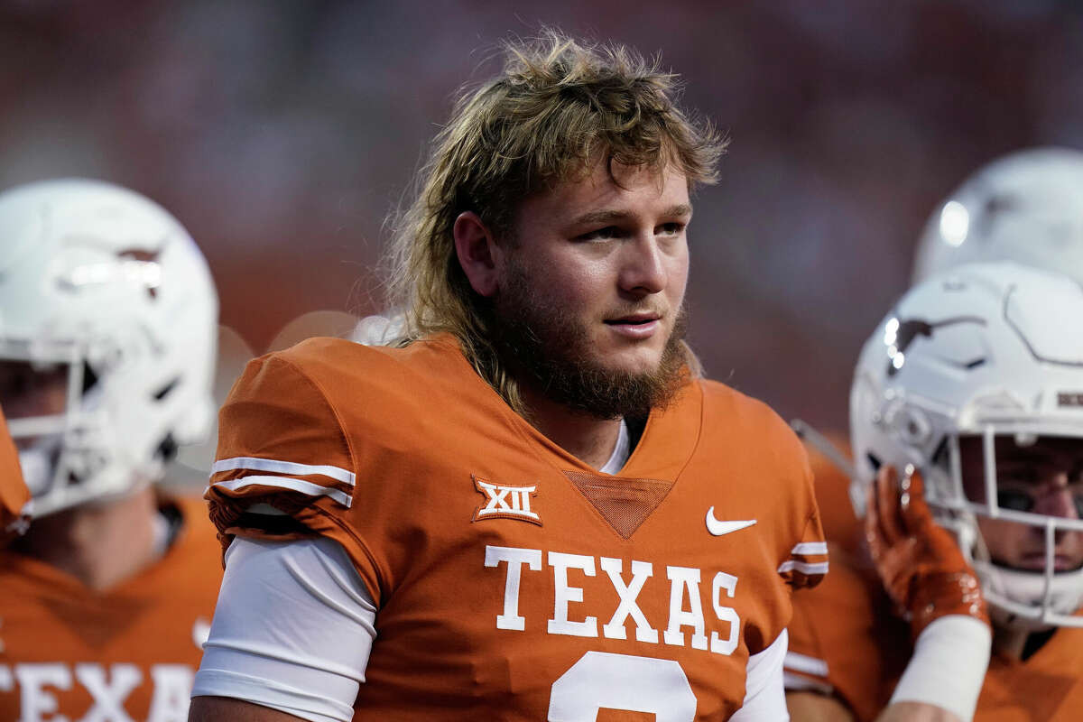 Injured Texas QB Quinn Ewers Delivers Inspirational Speech From Sidelines, Fires Up Teammates