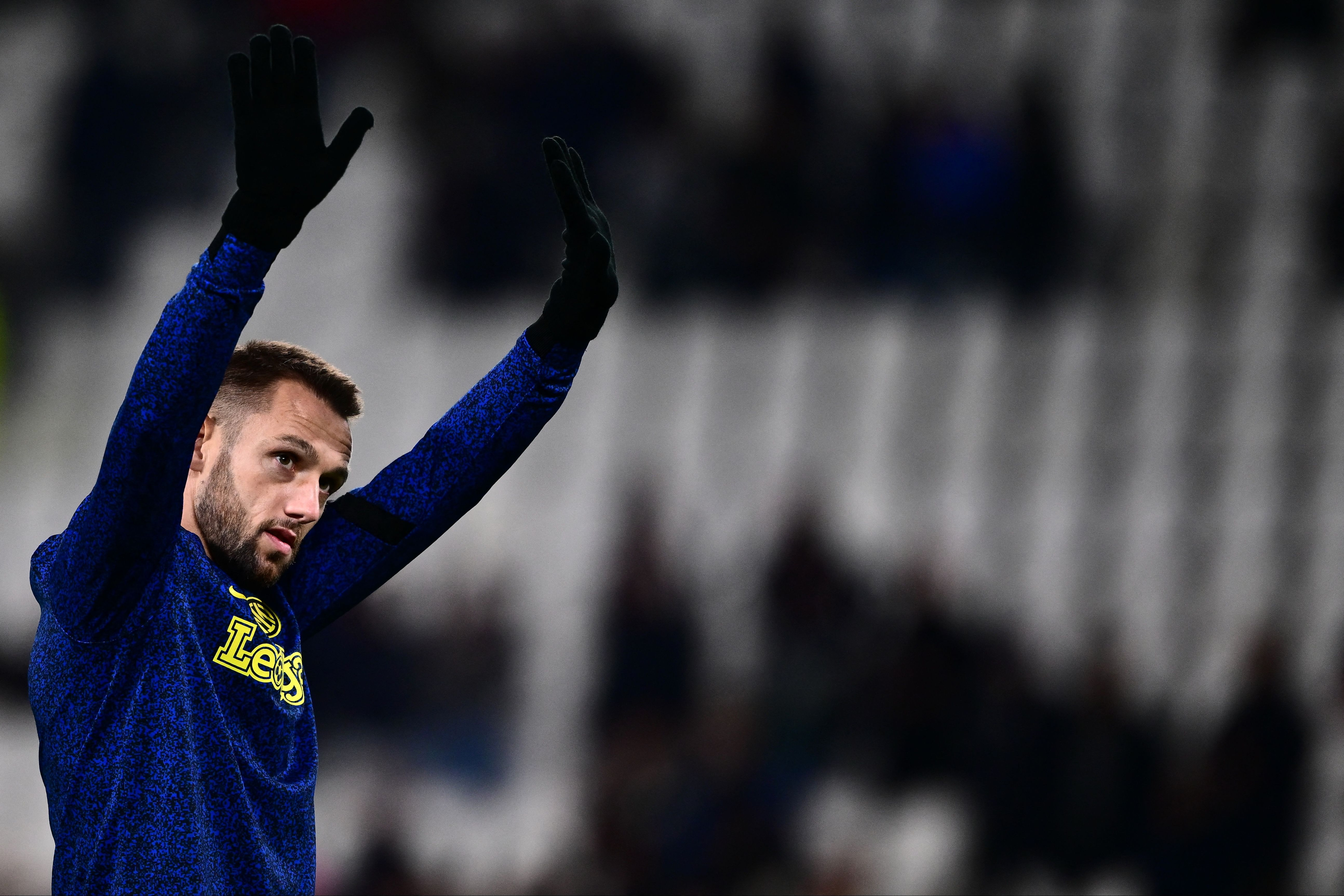 Inter Milan's De Vrij Returns to Midfield: Will it Secure Victory Against Cagliari?