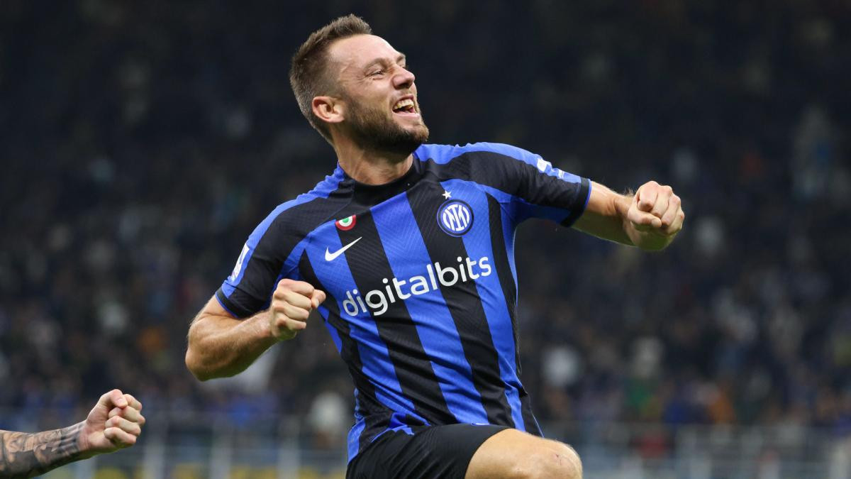 Inter Milan's De Vrij Returns to Midfield: Will it Secure Victory Against Cagliari?