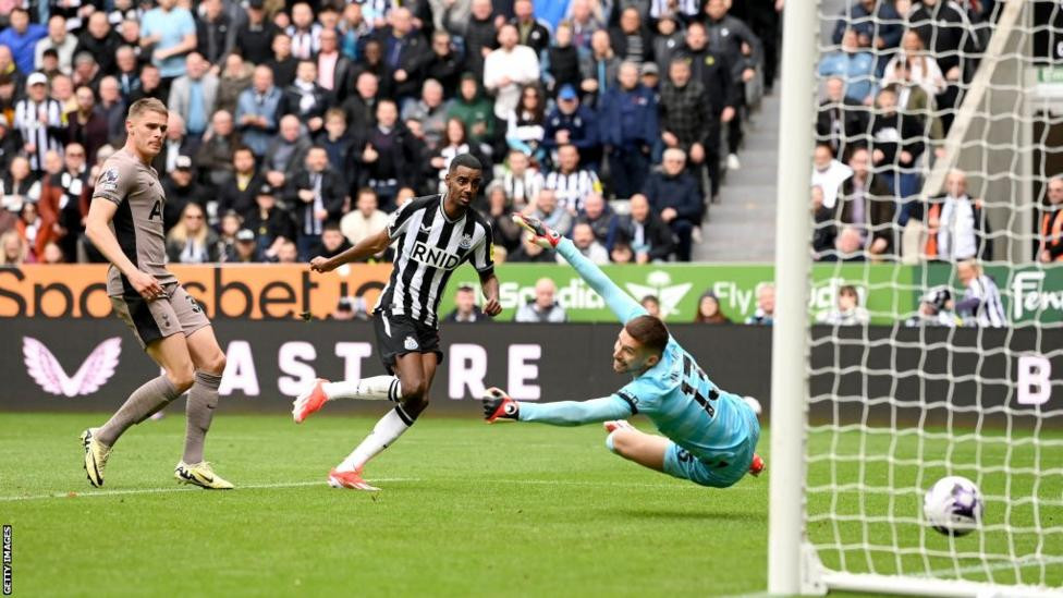 Isak's Hat-Trick Propels Newcastle to 4-0 Rout Over Ipswich: Premier League Match Report