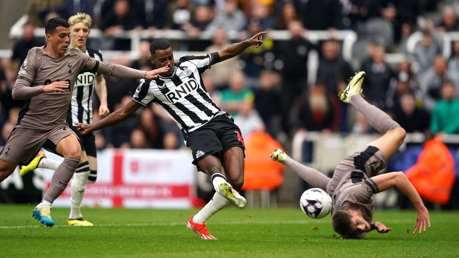 Isak's Hat-Trick Propels Newcastle to 4-0 Rout Over Ipswich: Premier League Match Report