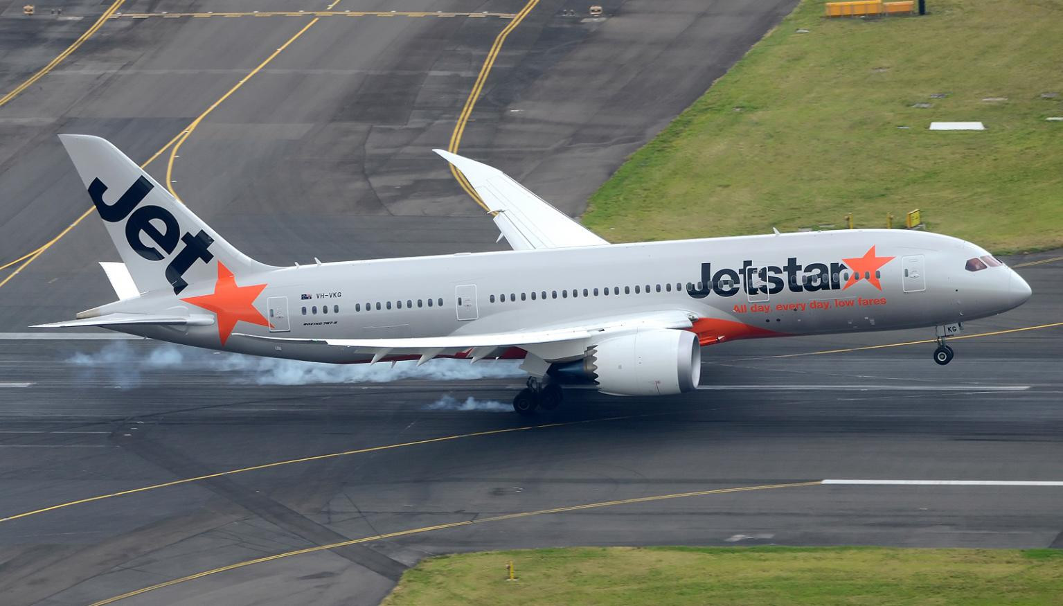 Jetstar Boeing 787 Dreamliner Makes Emergency Landing in Sydney: Tyre Burst Causes Airport Delays