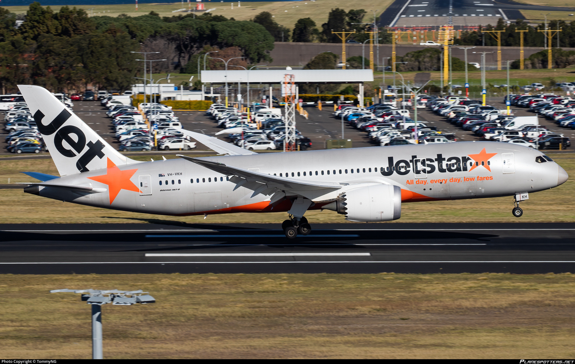 Jetstar Boeing 787 Dreamliner Makes Emergency Landing in Sydney: Tyre Burst Causes Airport Delays