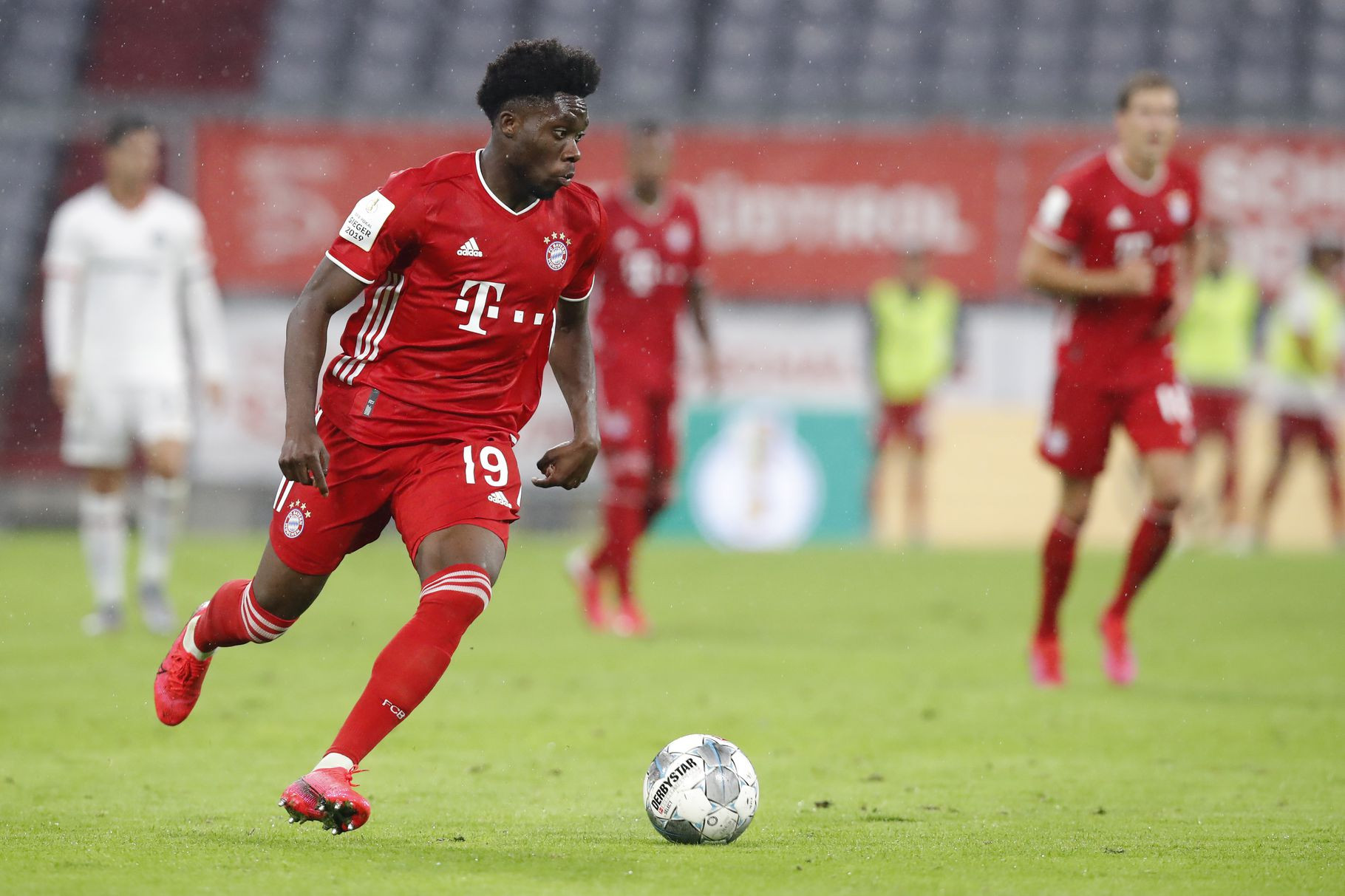 Last-Minute Heartbreak! Alphonso Davies' Goal Sends Bayern Munich to Champions League Round of 16, Devastating Celtic