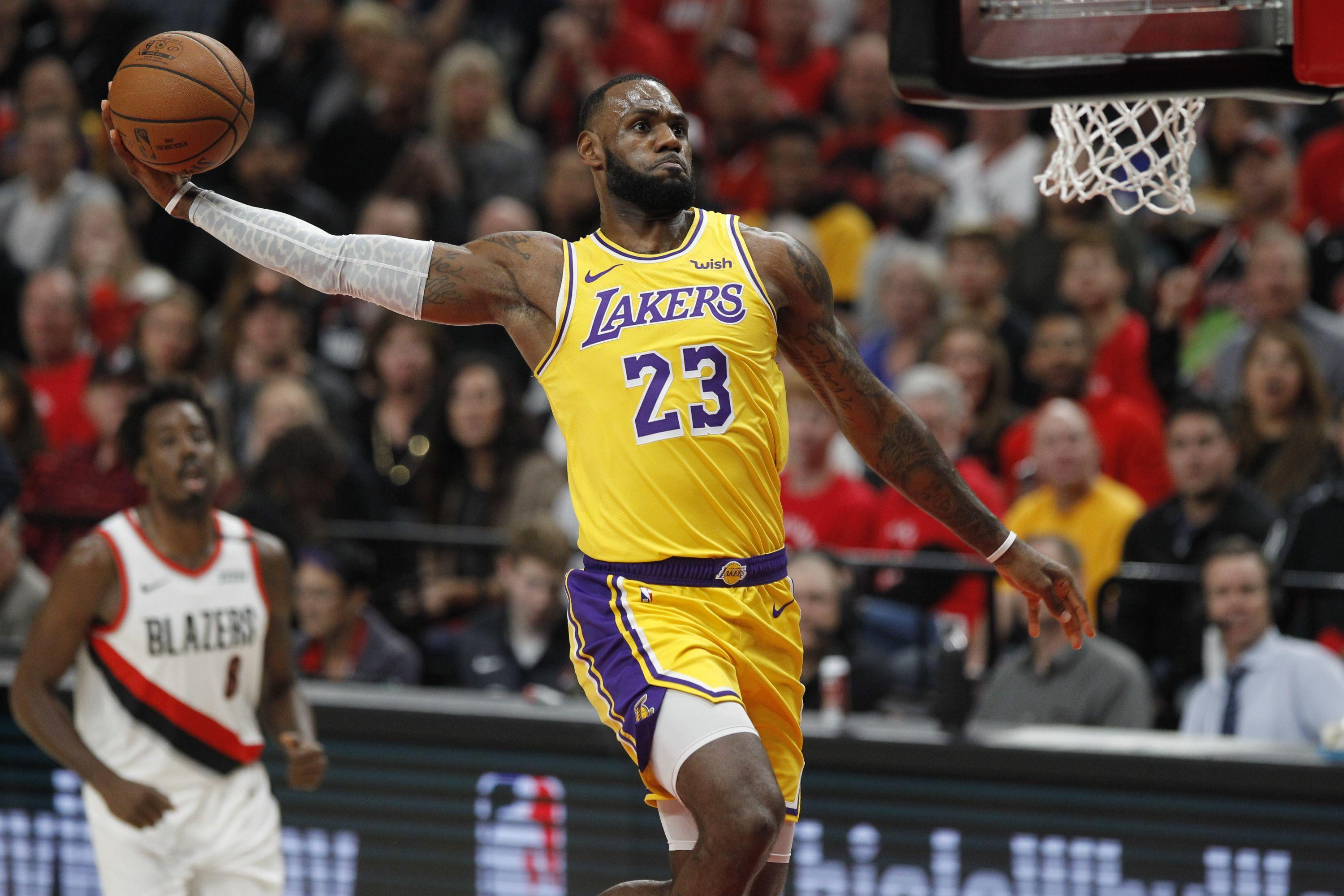 LeBron James and the Lakers Faceoff Against the High-Flying Knicks: A Must-See NBA Showdown!