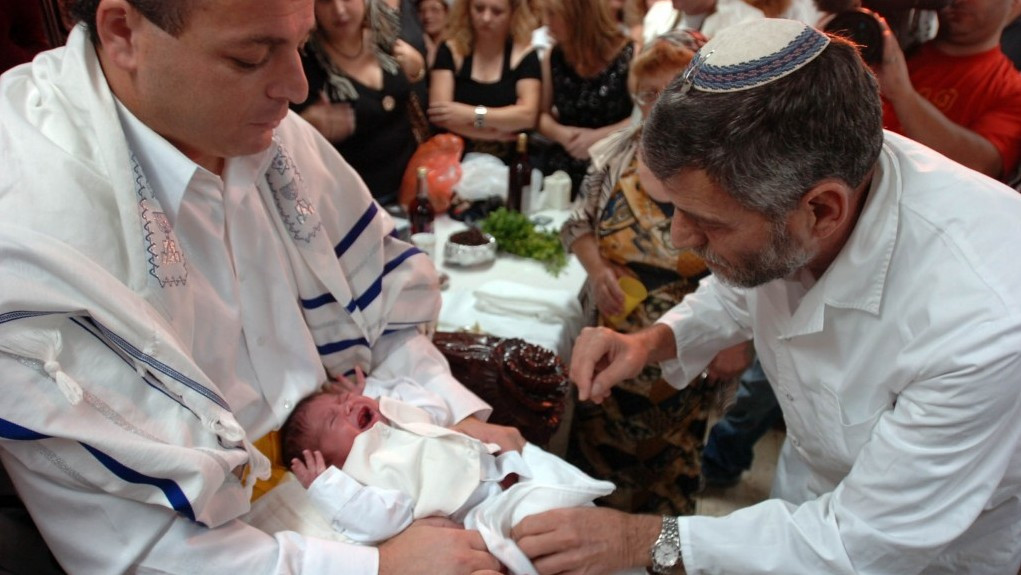 London Rabbi Arrested in Ireland for Performing Circumcisions Without a Medical License