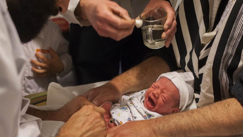 London Rabbi Arrested in Ireland for Performing Circumcisions Without a Medical License