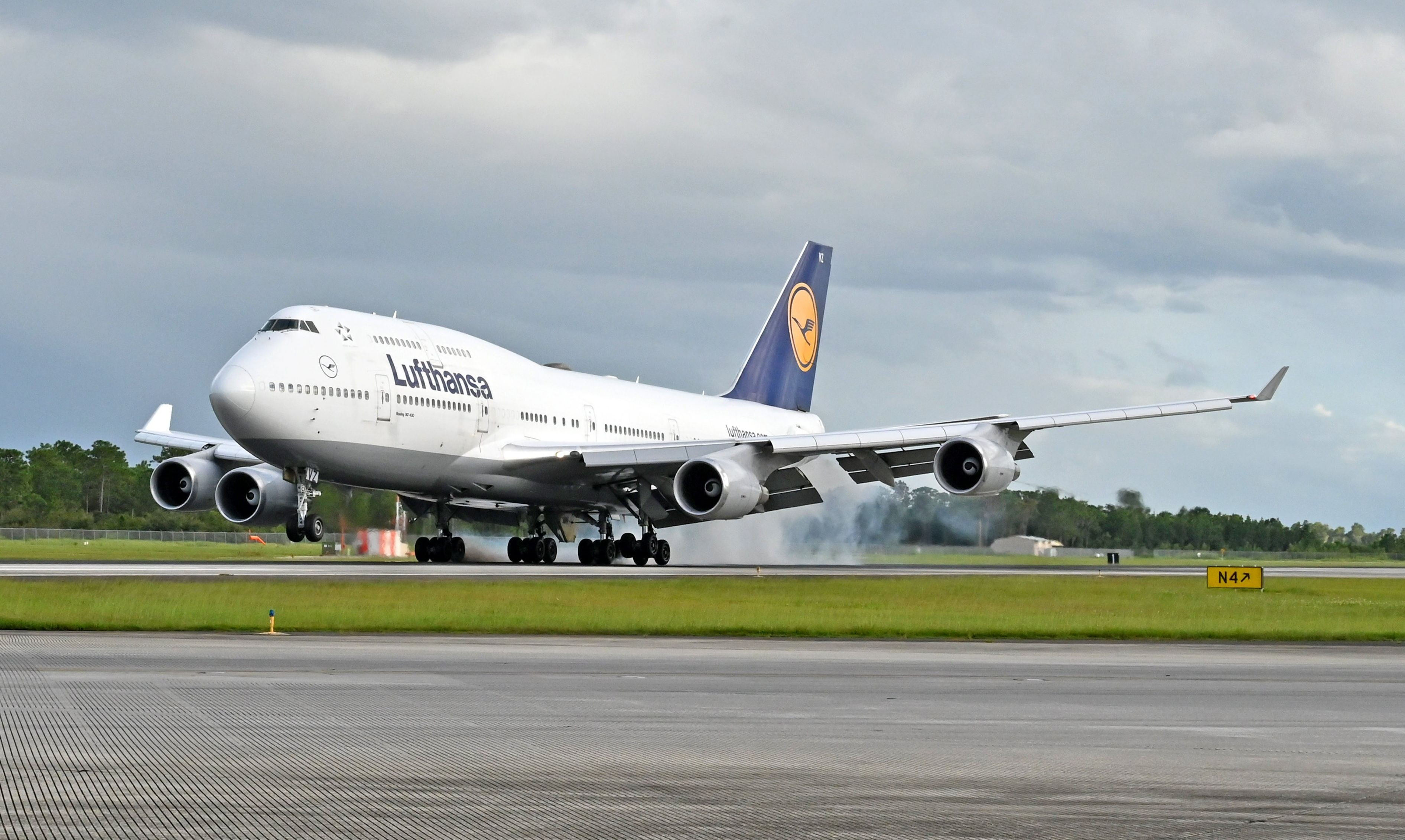 Lufthansa's Troubled Skies: Competition Squeezes Profit Margins on Key Transatlantic Routes