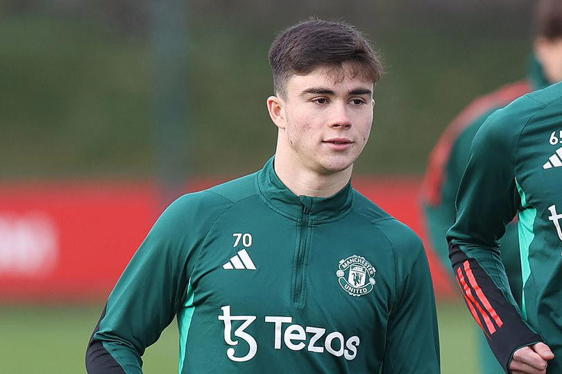 Manchester United's New Manager Promotes 16-Year-Old Starlet to First Team Training!