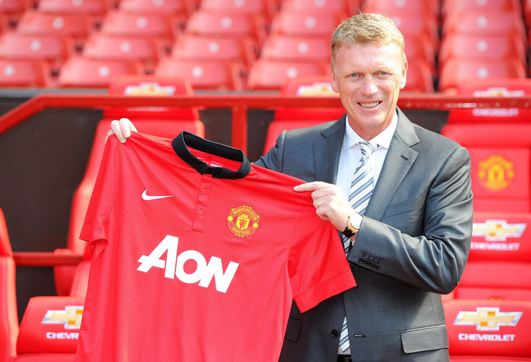 Manchester United's New Manager Promotes 16-Year-Old Starlet to First Team Training!