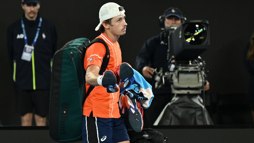 Medical Emergency Halts De Minaur's Aussie Open Match: Drama at Rod Laver Arena