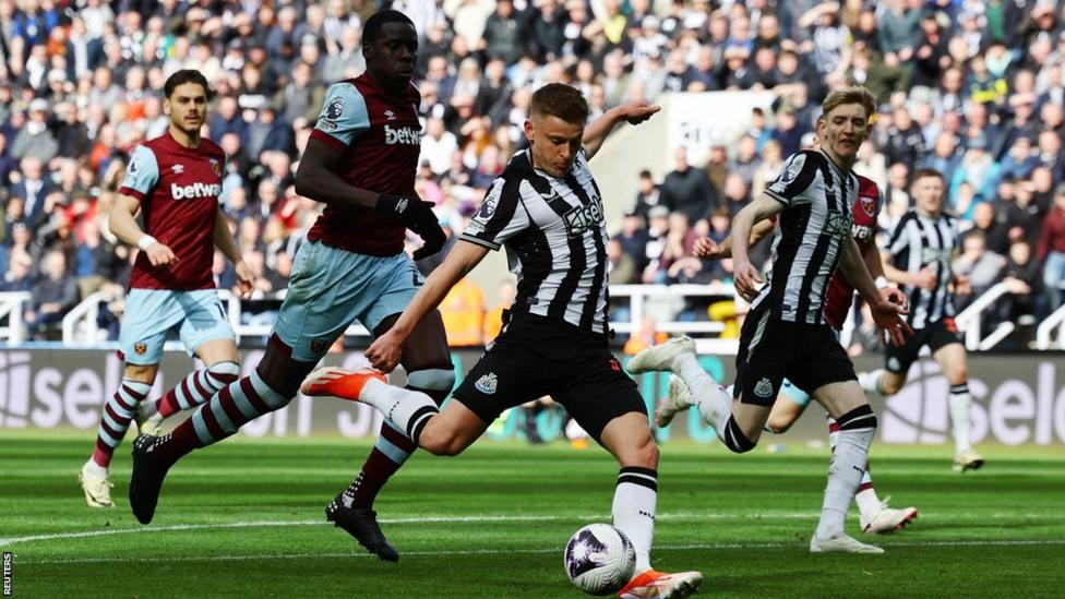 Newcastle Wins Dramatic Opener Against Southampton Despite Red Card