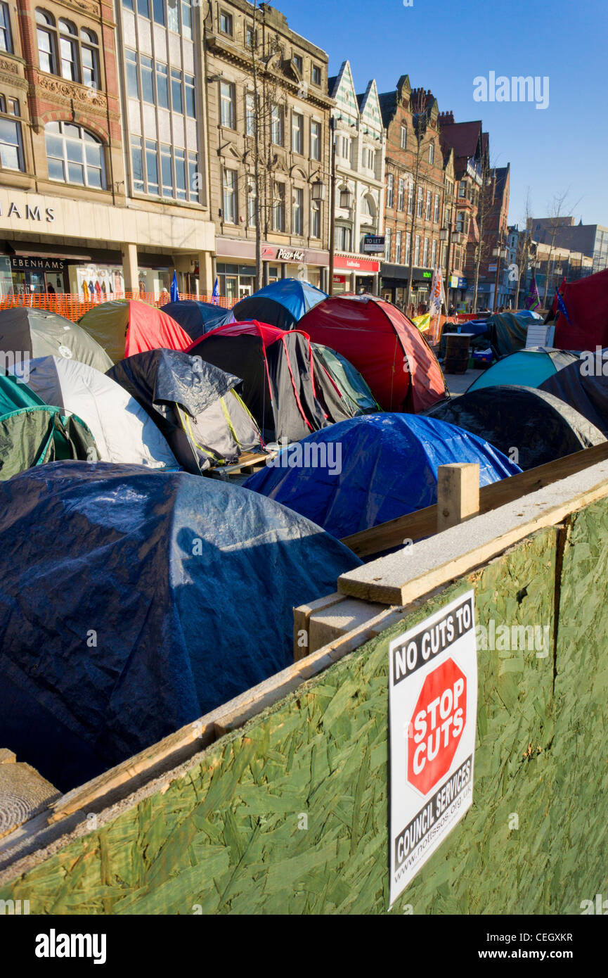 Nottingham Protests: Rival Groups Clash in Old Market Square Amidst Heavy Police Presence