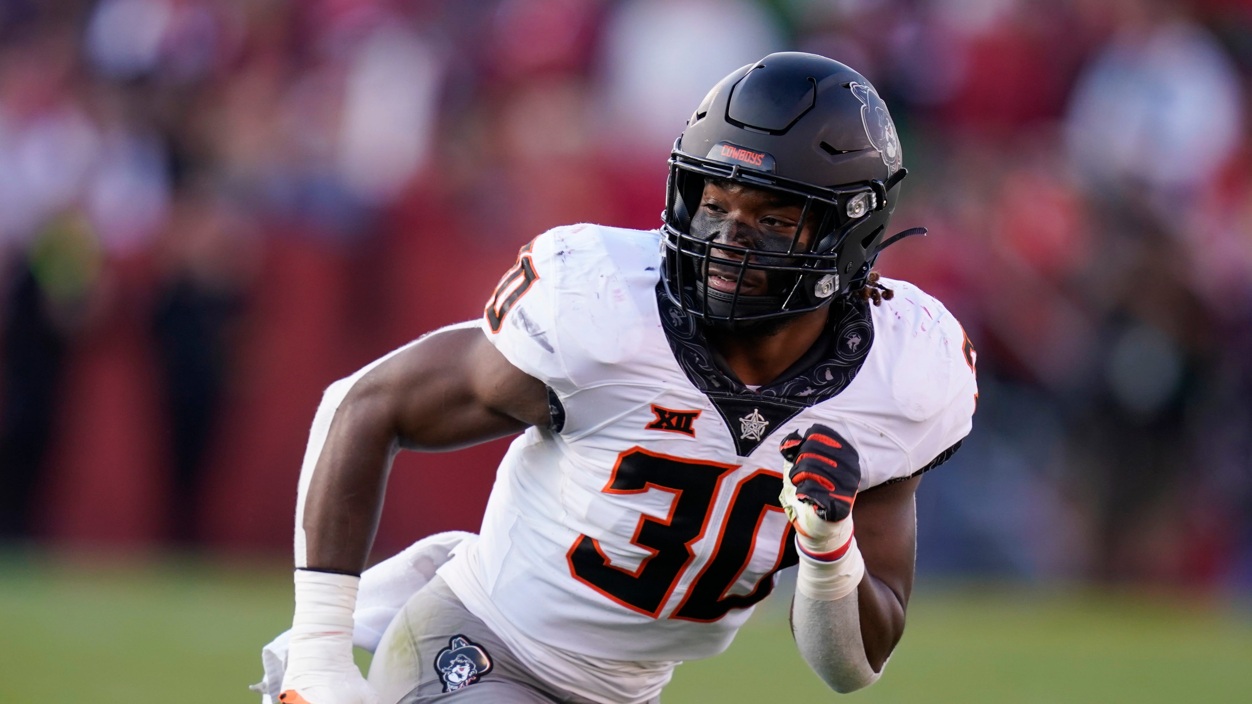 Oklahoma State Linebacker Collin Oliver Suffers Leg Injury, Exits Game vs. Arkansas