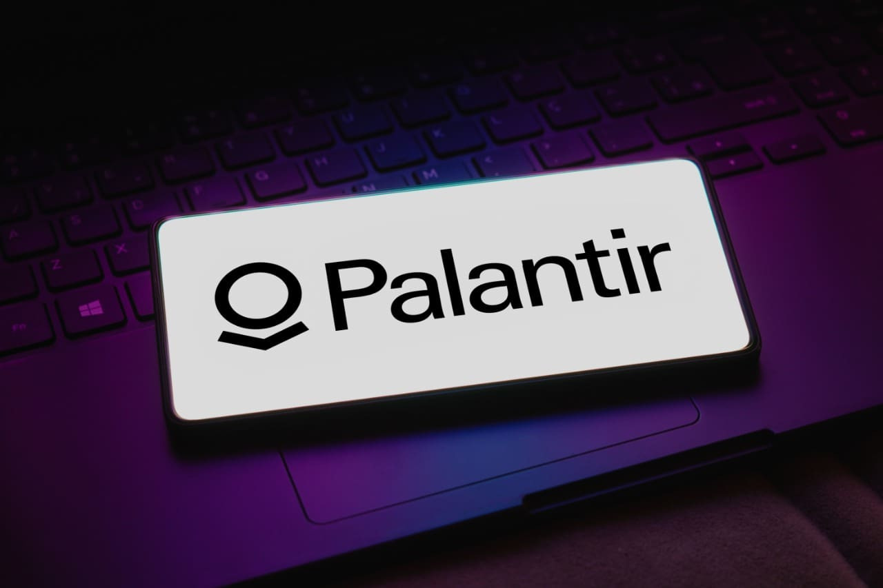 Palantir Stock Plummets: Is the AI Darling's Reign Over? CEO Stock Sale and Defense Budget Cuts Spark Panic!