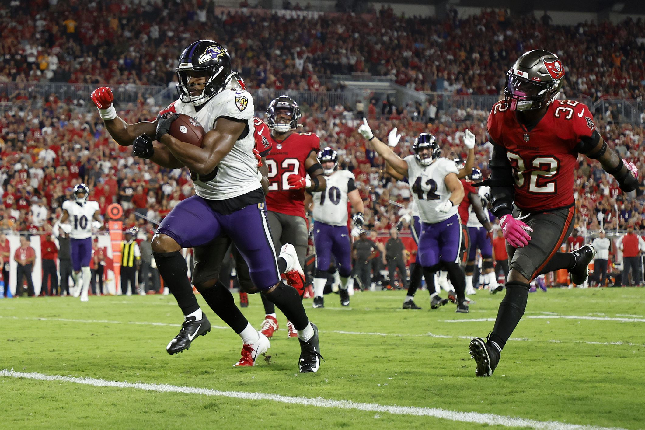 Ravens vs. Buccaneers: Baltimore Takes Control in a Wild MNF Showdown