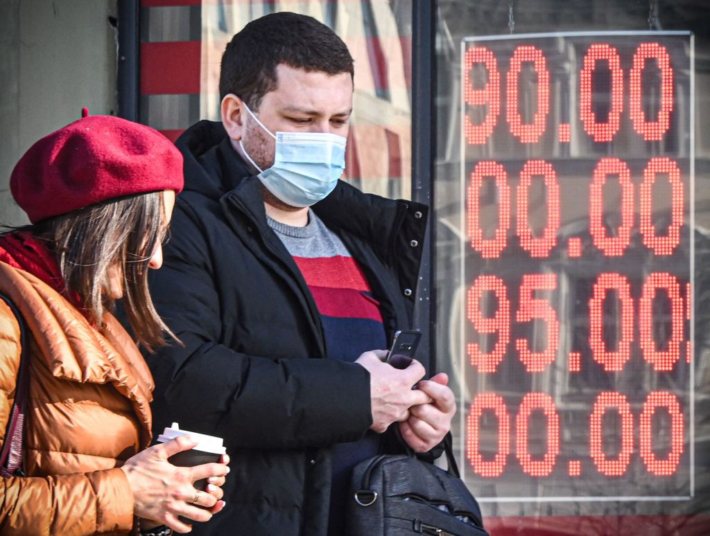 Ruble Plummets to Lowest Point Since Ukraine War: Sanctions Cripple Russian Economy