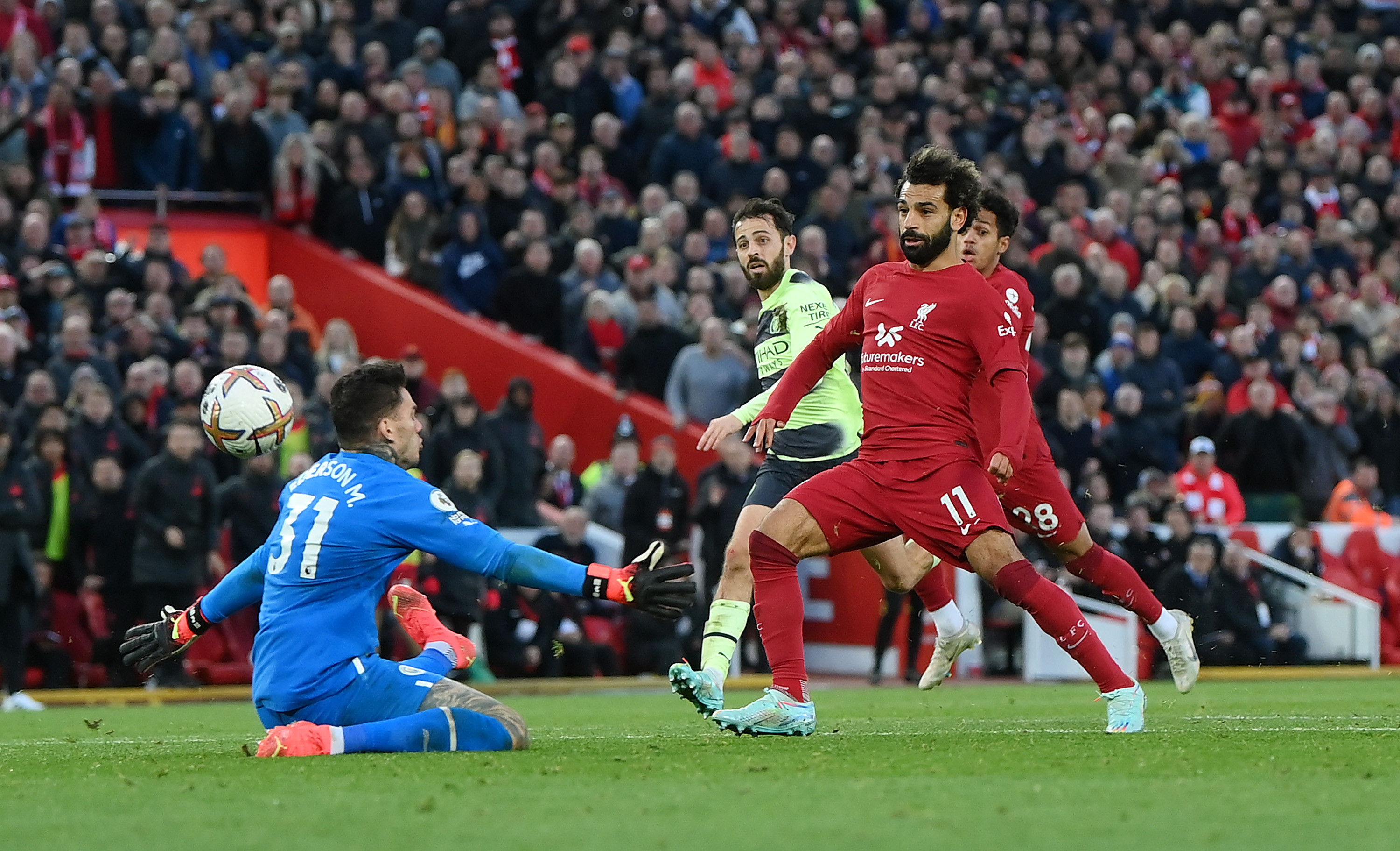 Salah's Double Propels Liverpool Eight Points Clear: A Thrilling 3-2 Victory Over Southampton!