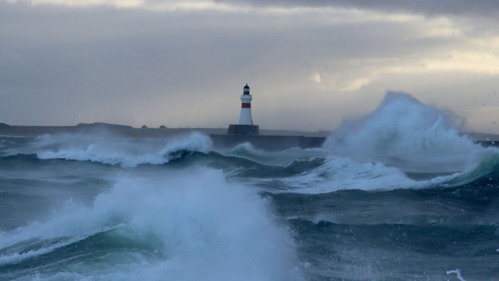 Storm Darragh: 80mph Winds & Heavy Rain to Batter Ireland and UK – Emergency Warnings Issued!