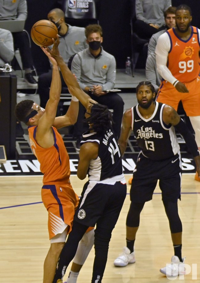 Suns Survive 21-Point Deficit to Defeat Clippers in Thriller