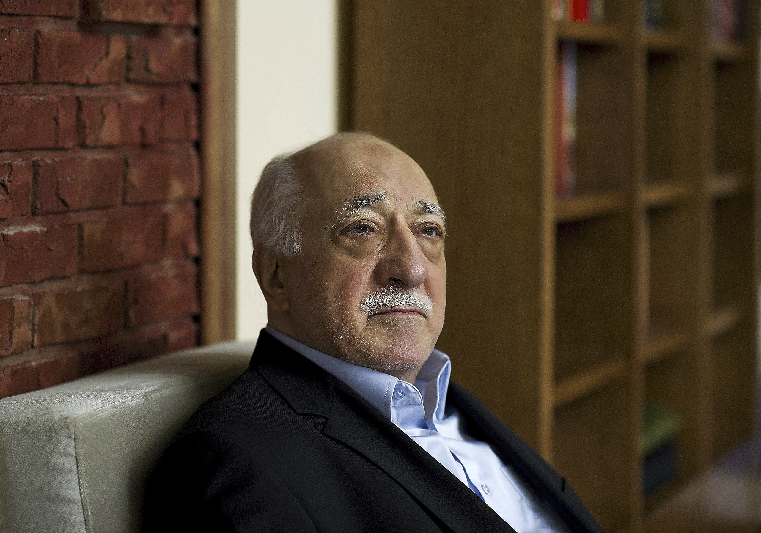 Thousands Mourn Turkish Preacher Fethullah Gülen at Funeral in New Jersey