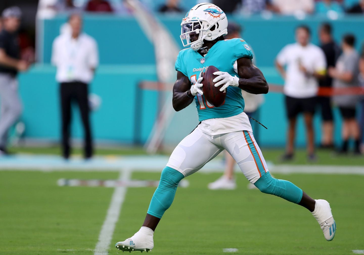 Tyreek Hill Detained by Police Before Dolphins Game, Celebrates Touchdown With Handcuffs