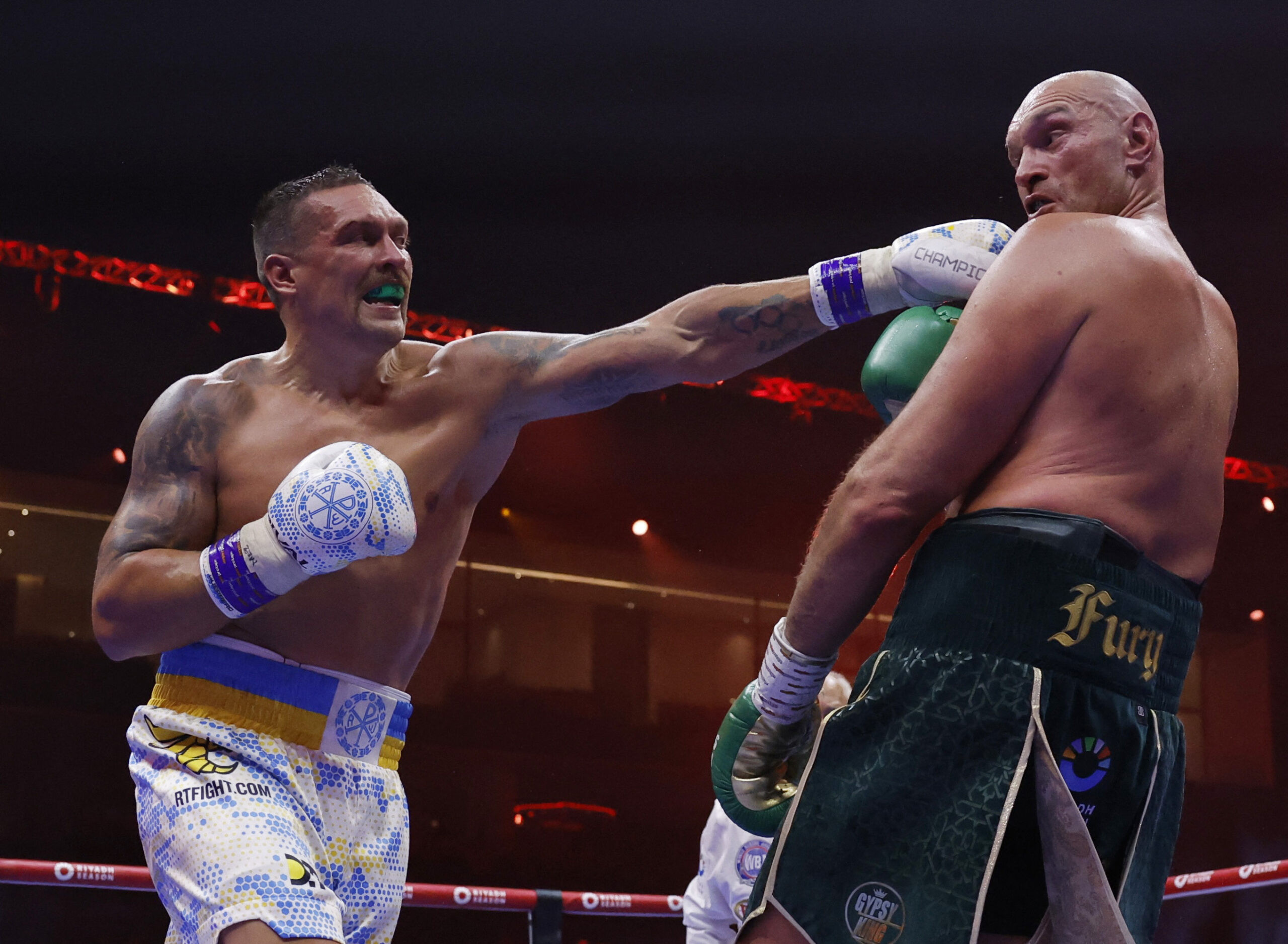 Usyk Defeats Fury Again: A Heavyweight Showdown for the Ages!