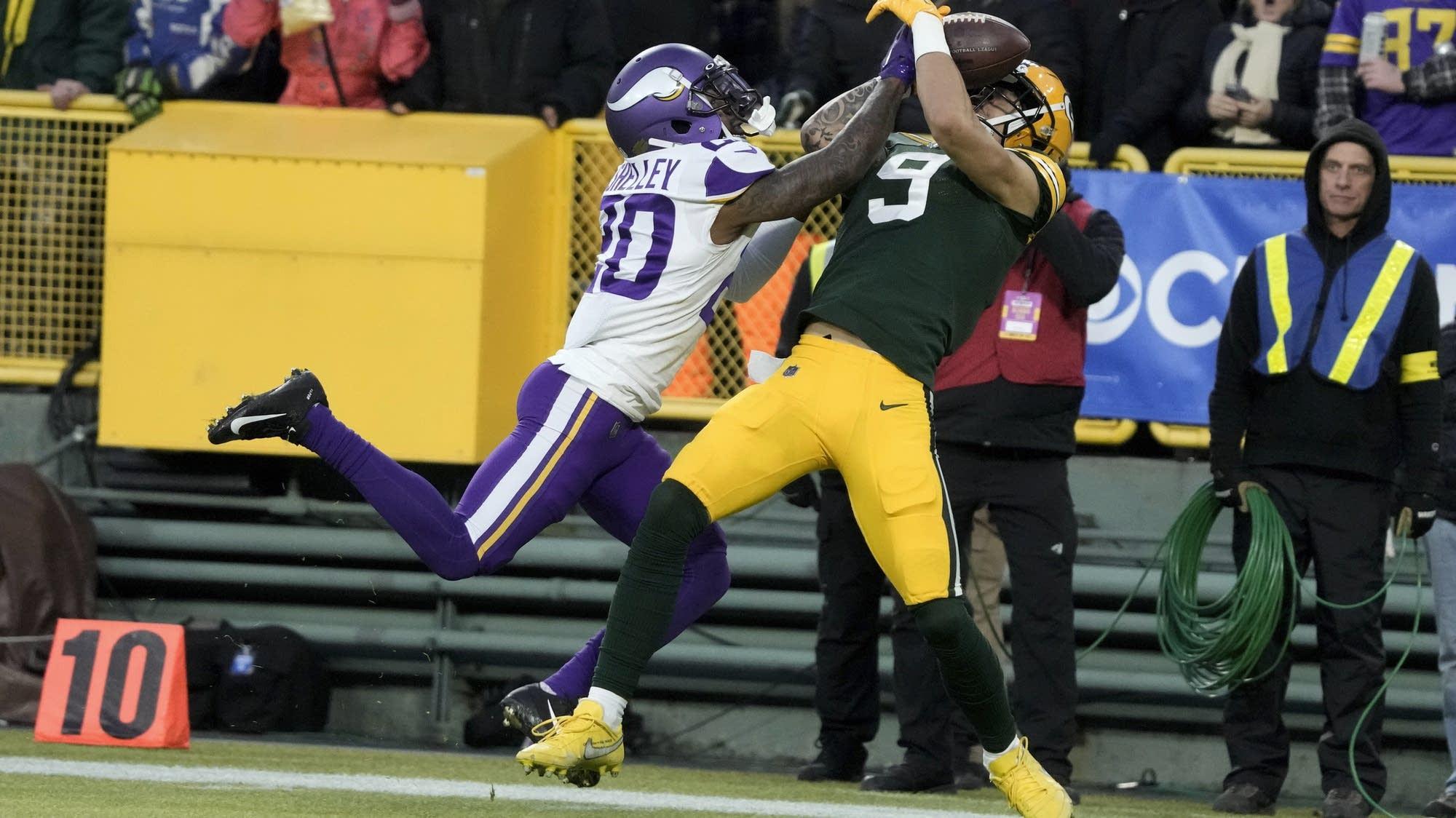 Vikings Rout Bears in Primetime Thriller: A 27-12 Victory Highlights Defensive Dominance and Offensive Struggles