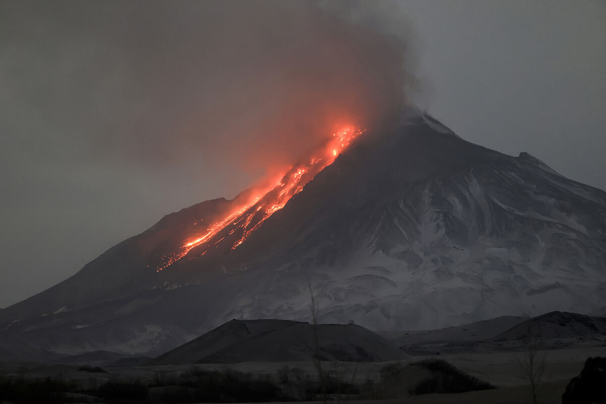 Volcano Erupts After 7.0 Magnitude Earthquake Strikes Off Russia's Kamchatka Peninsula: Tsunami Warning Issued